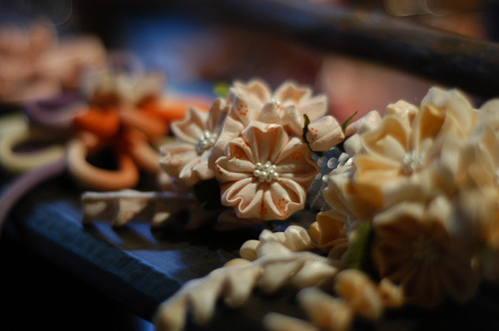 組み上げた正絹つまみ細工の花