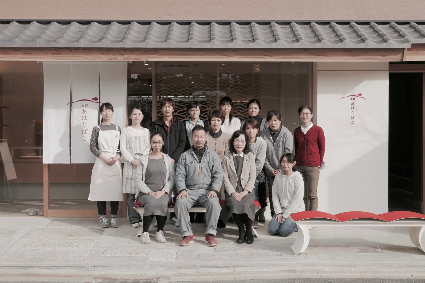 京都 おはりばこ の店の前に並ぶ職人とスタッフ