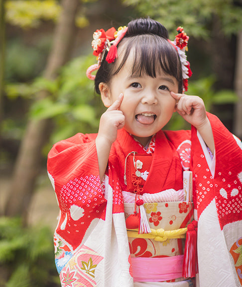 庭で笑う 七五三の撮影