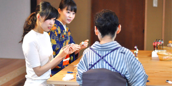 つまみ細工体験の様子