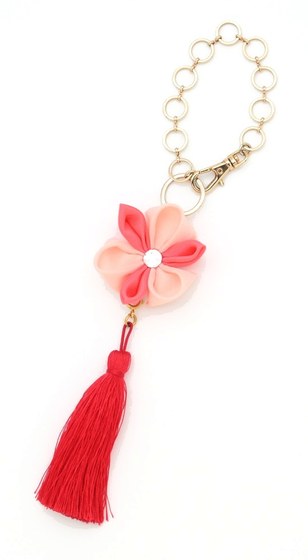 つまみ細工のバッグチャーム 正絹の花と房 京都 おはりばこ